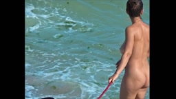 全裸でビーチ！パイパン白人美女