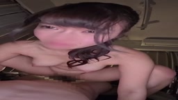 根元まで咥え込むビッチ