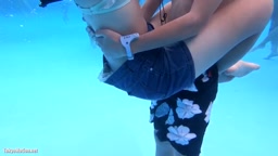 プールの下では