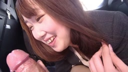 愛嬌抜群のOLが車内フェラ short