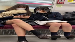 カメラ目線でバレ＆スマイル？仲良しJK風制服美女の対面エロ過ぎるミニスカ生脚