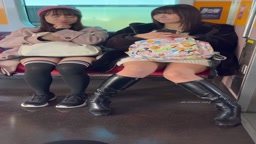 お二人でパンチラ見せつけ13