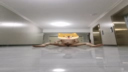 廊下で全裸になる