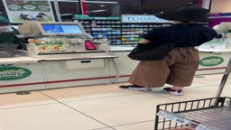 レジ待ちでおしっこ漏れそうなお姉さん