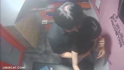 予)네 커플 남자친구가 공공장소에서 그녀의 음부를 만졌