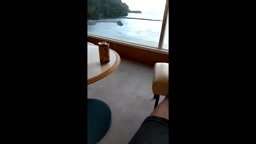 こんがり焼けたアウトドアおばさん