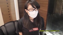 陥没乳首のめがねっ娘は18歳。地味系ですがエロいオーラを漂わせています。中出しのチンポをお掃除フェラ。