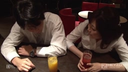 春再来！？色白ムッチリ人妻が巨根同級生にアナルまで…