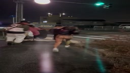 ギャル　野外　脱衣