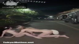 美女2人道路で露出