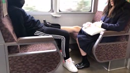 電車で足コキしてくれるJK