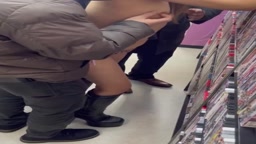 18禁コーナーで露出 痴〇