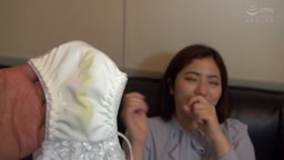 黄色いシミつきパンツ