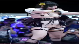 セクシーすぎるコスプレイヤ！