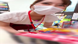 【働く女性の胸ちら ver.4】 〜本屋で働く気品漂う人妻の胸ちら〜