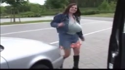 Milenas große natürliche deutsche Titten laktieren