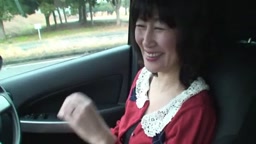 五十路の奥さんがエロカワ過ぎます。車内オナニーでメスの匂いが充満。野外でホテルでチンポをしゃぶりまくって最後は中出し痙攣しちゃいました。