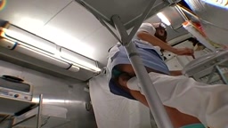 ホットドッグを売って我慢する