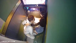 予)세 커플. 짧은 치마를 입은 여자가 남자친구 손을 잡아 자신의 질에