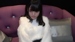 色白スレンダーで真面目そうな女の子に中出し。