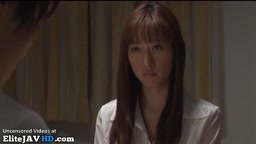 素敵な主婦が興奮した学生に犯される