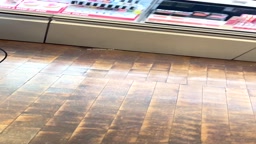 買い物中お姉さんブラパカ胸チラ