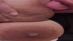 セルフ乳首舐め