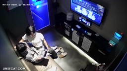 予)젊은 커플이 두 번의 데이트를 했습니다. 한 남자가 손으로 그녀에게