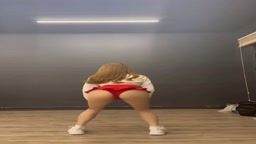 美女の熱いダンス