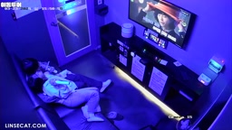 本)젊은 커플이 두 번의 데이트를 했습니다. 한 남자가 손으로 그