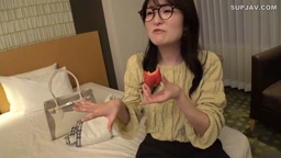 メガネが似合う色白の真面目系素人妻をナンパ