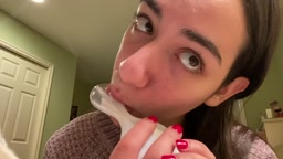 ASMR ブラシのハンドルを吸う