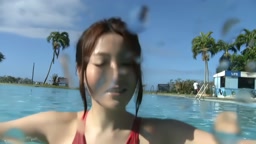 赤い競泳水着をきた爆乳美女がプールで泳ぎながら誘惑的な身体を見せ付ける。