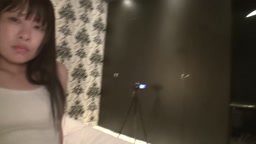 【無修正】 高身長現●レースクイーンの悩殺美脚と迫力ボディーを堪能! ツンデレ美女のパイパンま●こ膣奥で痙攣するまで激ピストンの生中出し交尾!!