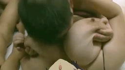 【詳細希望】二人の爆乳に吸い付く