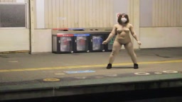 無人駅で全裸露出調教