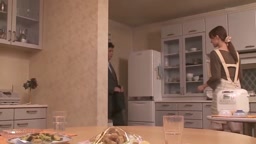 夫の前で乱交させられて