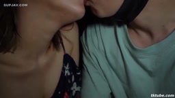 まこ　セフレ以上恋人未満の国宝級美女。デートの翌朝にすっぴんで大潮吹き