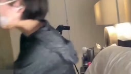 丸の内レイナが配信で生パイを男性に揉まれまくり、