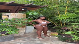 巨尻褐色爆乳 ellieちゃん