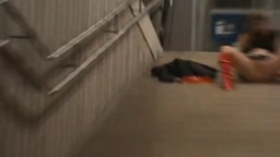 Deutsche Amateurin blinkt und pinkelt in einem Bahnhof