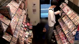 アダルトショップで全裸手コキ