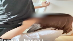 人いるのに隠れてフェラする女