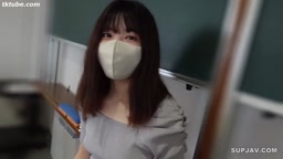 校内で露出させられる女子大生