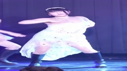 ダンス　乳輪チラ