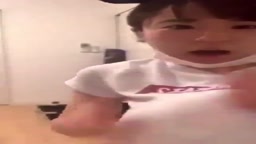 【TikT●kライブ】乳●チラしたショックで顔を覆う女