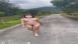 歩く女 最後は走る（笑）