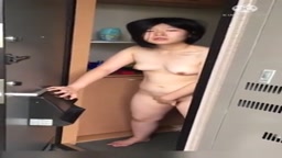 自宅玄関で露出する奥さん