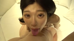 白いワンピース姿の可憐すぎる美女...