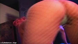 ブーツを履いたかわいい女の子のダンス 5